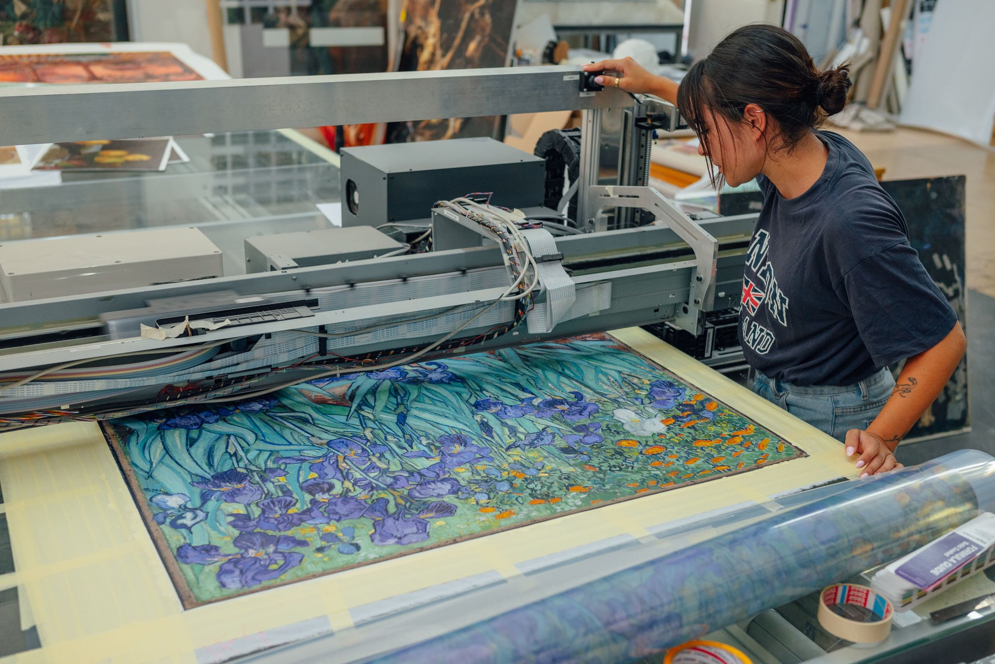 Amanda Blázquez printing the restored colour over the surface